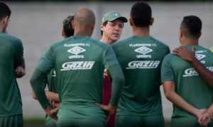Fernando Diniz se reuniu com elenco antes do treino desta segunda-feira