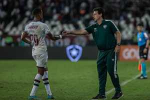 Fernando Diniz se manifesta após atentado ao ônibus do Fluminense