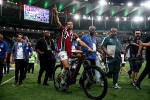 Nas redes, Fred sorteia bicicleta usada em sua despedida do futebol no Maracanã