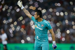 Com 42 anos e decisivo no clássico, Fábio tem dois gols sofridos em seis jogos no ano