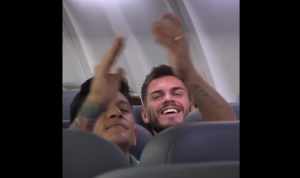 Vídeo – Na volta de Goiânia, elenco canta hino do Flu e Cano puxa as palmas
