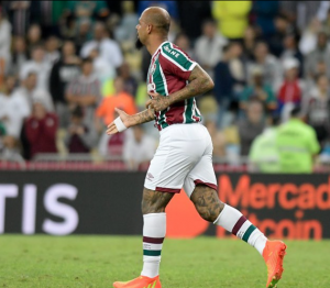 Felipe Melo deixa desentendimento com a torcida de lado e celebra vitória em rede social