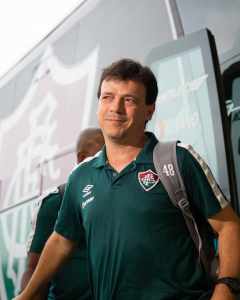 Diretoria do Fluminense volta a discutir renovação de Fernando Diniz