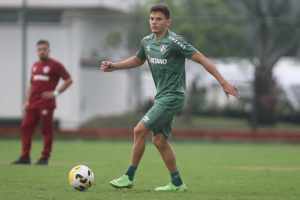 Após rescindir com o Fluminense, lateral-esquerdo é anunciado por novo clube