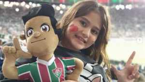 Cano presenteará torcedora que teve boneco do Fluminense rasgado em escola