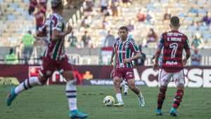 Sem zagueiros, Fernando Diniz cita André: “Vai bem na função”