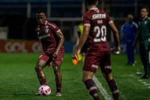 Fernando Diniz dispara contra gramado da Ressacada: “Deixaram maior de propósito”