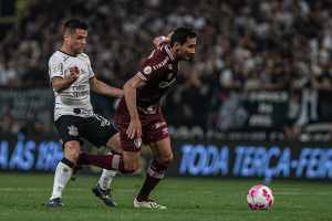 Poupado do treino no dia anterior ao jogo com o Corinthians, Ganso sentiu incômodo