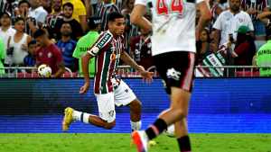 Lateral, volante ou meia? Polivalência de Alexsander pode ser trunfo para Diniz