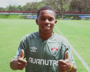 Vídeo – Promessa da base fala chegada ao Fluminense, referências e mais