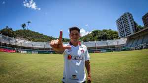 Cano assina novo contrato na sede de Laranjeiras: “Tem muita história aqui”