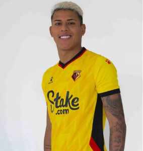 Matheus Martins veste a camisa do Watford, encontra João Pedro e posta nas redes