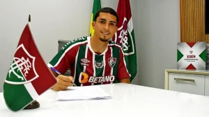 Fluminense renova contrato com zagueiro formado em Xerém