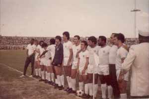 Jornal recorda como Pelé evitou uma tragédia ao vestir a camisa do Fluminense na Nigéria
