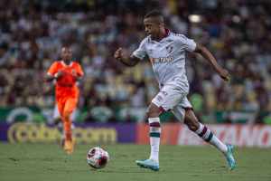 Keno revela como foi jogar pela primeira vez no Maracanã: “É surpreendente”