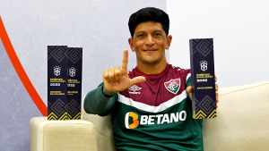 Cano recebe prêmios de melhor atacante, artilheiro e craque da galera do Brasileirão 2022