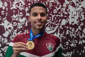 Alexsander destaca versatilidade para atuar como primeiro e segundo volante