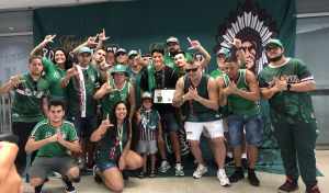 Germán Cano recebe homenagem de Torcida Organizada do Fluminense