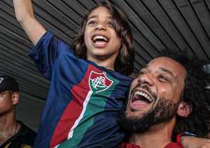 Marcelo não esconde entusiasmo após recepção no Galeão: “Tremendo até agora”