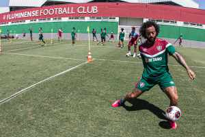 Martinelli se impressiona com Marcelo nos treinos: “Sai da pressão muito rápido”