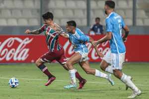 Olho nele! Juiz de River x Flu ignorou pênalti claro em Cano contra o Sporting Cristal