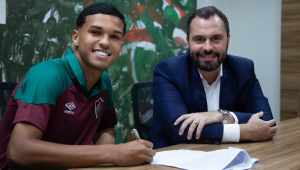 Camisa 10 na base tricolor, Riquelme Felipe assina primeiro contrato profissional