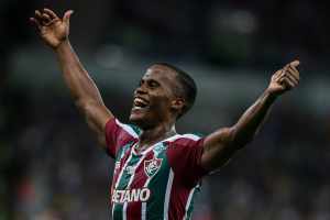 Ele merece! Arias fala sobre ter música para ele na torcida: “Todo jogador quer ter uma”