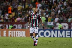 Após sair sentindo a coxa, Felipe Melo atualiza condição física: “Não foi grave”