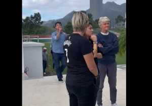 Vídeo – Diniz dá susto em Pia Sundhage em visita ao CT Carlos Castilho