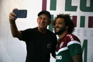 Tricolor, cantor Raimundo Fagner visita o CTCC e “tieta” jogadores do Fluminense
