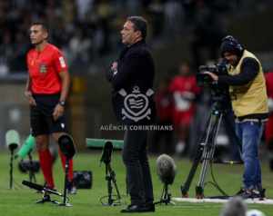 Após derrota, Luxemburgo compara atuação com a do Flu: “Todo mundo enalteceu eles”
