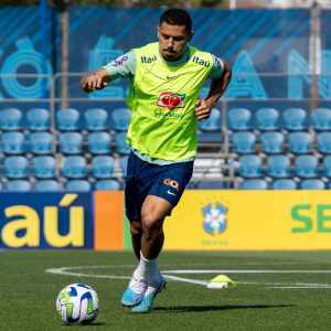 Fluminense deseja sucesso a André e Arias por suas seleções nesta terça