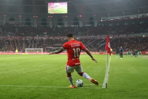 Artilheiro do Inter na temporada está pendurado no jogo de ida contra o Fluminense