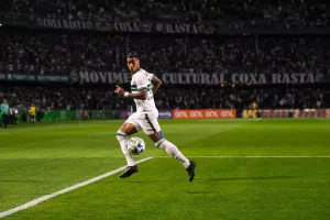 Após denúncia, Alef Manga treina com o Coritiba e pode enfrentar o Fluminense