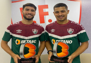 Craques do último jogo, Martinelli e André recebem troféu de patrocinador do Flu