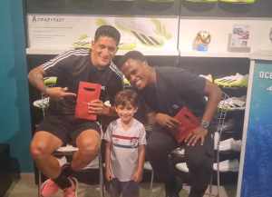 Cano e Arias lotam shopping no Rio em evento de patrocinadora: “Muito lindo esse carinho”