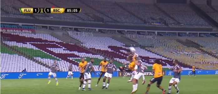 Pênalti polêmico Fluminense Barcelona Guayaquil