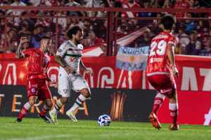 Atleta do Argentinos Juniors que se lesionou após entrada acidental de Marcelo volta a atuar