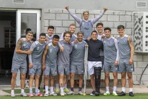 Após lesão em lance com Marcelo, jogador do Argentinos Juniors é operado