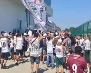 Ato de apoio ao Flu no CT Carlos Castilho termina em invasão e confusão; Saiba detalhes