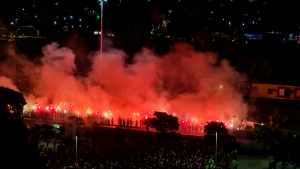 Ônibus do Fluminense chega ao Maracanã recebido pela rua de fogo; Veja