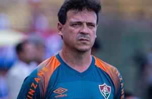 Diniz faz duras críticas ao gramado do Raulino: “Quase impossível de jogar futebol”