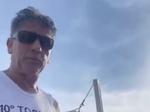 Vídeo — Que resenha! Fred e Renato Gaúcho jogam futevôlei em praia no Rio; Confira