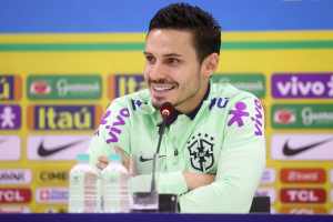 Na Seleção, Veiga fala sobre Diniz: “Sou uma pessoa e um jogador melhor por causa dele”