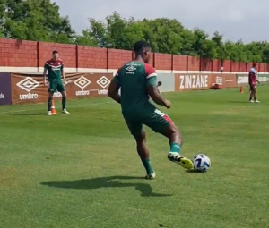 Para acalmar os tricolores! Fluminense posta vídeo de Arias treinando com desenvoltura