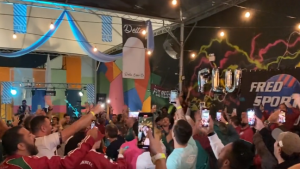Vídeo — Torcida do Fluminense faz festa nos bares de Porto Alegre; assista