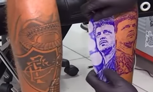 Vídeo – Torcedores do Fluminense eternizam conquista da Libertadores na pele
