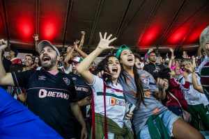 Presidente do Fluminense paga promessa e assiste jogo na arquibancada com a família