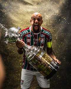 Felipe Melo mostra que possui a bola da final da Libertadores entre Fluminense e Boca Juniors