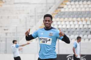 Ex-atacante do Fluminense marca duas vezes e vira herói da permanência da Ponte na Série B